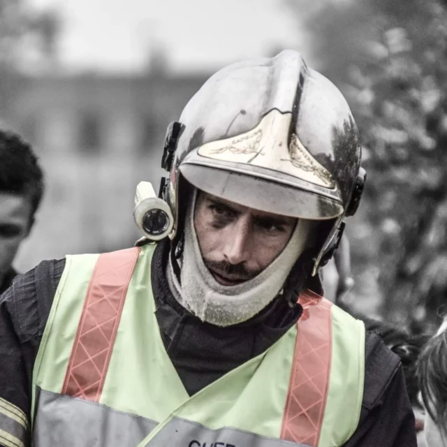 Ce que la caserne ne m’a pas appris, mais que le terrain m’a offert.

Dans les formations, on t’enseigne les gestes.
Sur intervention, tu apprends les regards.
Les silences.
Les mots qu’on ne dit pas, mais qui pèsent lourd.

On s’imagine souvent que la difficulté, c’est l’action.
Mais parfois, le plus dur, c’est la relation.
Celle avec la personne au sol. Avec la famille derrière. Avec soi-même aussi, après coup.

🚨 Ce métier m’a appris à intervenir vite, mais à rester lent à l’intérieur.
À respirer.
À garder une présence calme, même quand tout vacille.
Et je constate de plus en plus que cette part-là — l’émotionnelle, l’humaine — prend une place grandissante.
Pas parce que je suis fragile.
Parce que je suis vivant.

💬 On me dit souvent : “merci, vous êtes gentil”.
Et ça me touche.
Parce qu’au fond, dans ces moments-là, la bienveillance est un levier aussi puissant qu’une intervention technique réussie.
Ce n’est pas un supplément d’âme.
C’est ce qui permet à l’âme de rester entière.

Aujourd’hui, je complète cette expérience de terrain avec des outils que j’aurais aimé connaître plus tôt :
– Préparation mentale pour maintenir l’équilibre.
– Méditation de pleine conscience pour rester ancré.
– Écoute empathique pour accueillir sans absorber.

Pas pour fuir ce que je ressens.
Mais pour mieux rester présent, à moi comme aux autres.

Parce que derrière chaque intervention, il y a une histoire.
Et parfois, on sauve ce qu’on peut — et on soutient comme on est.

#primointervention #préparationmentale #pleineconscience #écouteactive #pompier #présence #humain #engagement