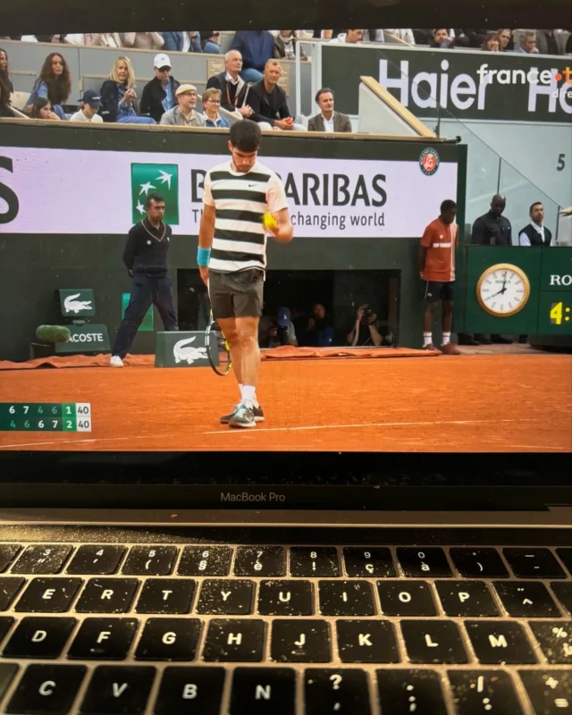 🎾 Trois balles de match effacées. Une victoire mentale autant que sportive.
“Ce que j’ai vécu dépasse le tennis, c’est une bataille intérieure que j’ai remportée.” – Carlos Alcaraz.

🔥 La finale de Roland-Garros 2025 entre Carlos Alcaraz et Jannik Sinner restera comme l’un des plus grands récits de dépassement de soi du tennis moderne. Un duel haletant, marqué par la tension, le doute… puis la bascule.

🇪🇸 Mené deux sets à rien (4-6, 6-7), Alcaraz semblait au bord de la rupture. Physiquement touché, mentalement pressé, il faisait face à un adversaire italien chirurgical, imperturbable.

💥 Mais tout a changé à 5-3 pour Sinner dans le quatrième set. Trois balles de match. Trois occasions de plier le match. Et là, c’est l’esprit combatif d’Alcaraz qui a pris le dessus. Sauvetages, break, tie-break. Puis la cinquième manche pour conclure un improbable renversement.

🧠 Ce retournement illustre à merveille un concept central en psychologie du sport : le momentum psychologique.

🔍 À l’origine, Adler (1981) le décrivait comme un élan né de dynamiques sociales. Des chercheurs comme Gernigon, Briki et Eykens (2010) ont ensuite proposé une lecture plus fine :
👉 Le momentum est un processus évolutif, nourri par nos ressentis, notre corps, notre motivation et nos perceptions, dans une sorte de feedback continu.

💡 Ce “moment d’élan” mental peut naître d’un simple point clé, d’un signe du corps, d’un frémissement du public. Il ne se décrète pas, mais il se déclenche, parfois dans les pires tempêtes.

🎯 Et c’est exactement ce qu’Alcaraz a incarné : un basculement mental soudain, catalysé par l’urgence, la pression, l’adrénaline. Là où Sinner a fléchi, Alcaraz s’est élevé.

📣 Ce match, c’est plus qu’un score. C’est une leçon de résilience, un rappel que la victoire ne se joue pas toujours dans les jambes, mais souvent dans la tête.

Et vous, avez-vous déjà ressenti ce momentum ? Ce moment où tout change… intérieurement ?

#préparationmentale #résilience #RolandGarros2025 #Alcaraz #Sinner #tennis #confiance #momentumpsychologique #performance #mentalgame #sportpsychology @rolandgarros  @carlitosalcarazz @janniksin